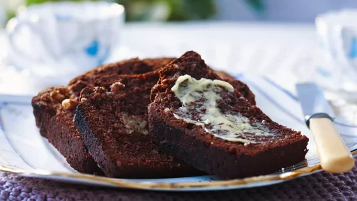 Tarta de plátano y chocolate con nueces